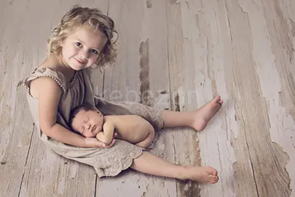 Newborn-Relationship-Posing-By Julia-Kelleher-free-download